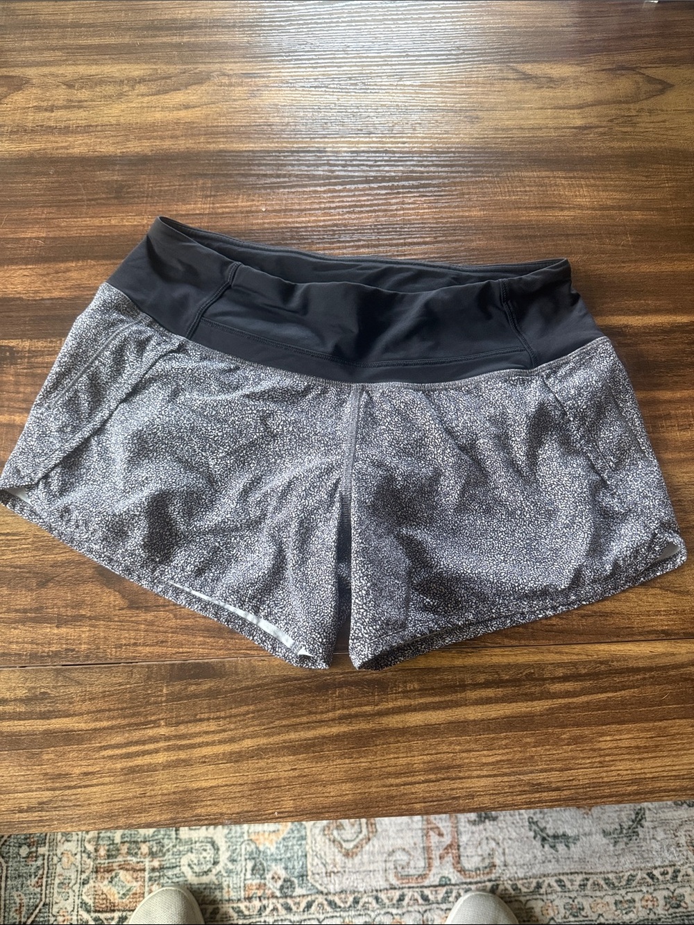 Lululemon hottie hot Women's Athletic Running Shorts - Black and Heather Gray